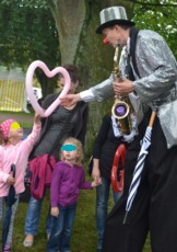 Stelzenmann Clown Piet Paillette Ballonkuenstler
